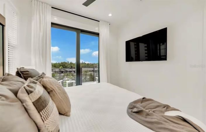 Image No.28-6 Bed Property for sale