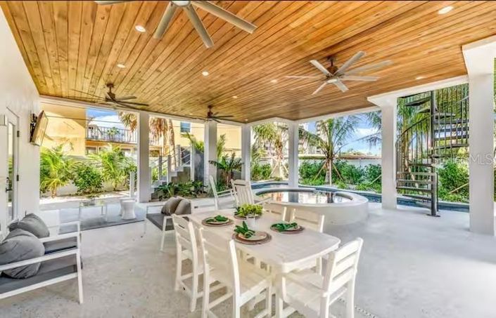 Image No.40-6 Bed Property for sale