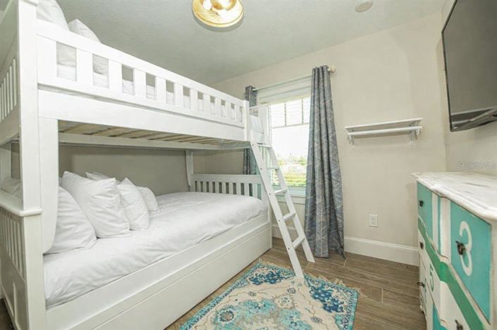 Image No.17-9 Bed Property for sale