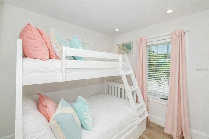 Image No.30-9 Bed Property for sale