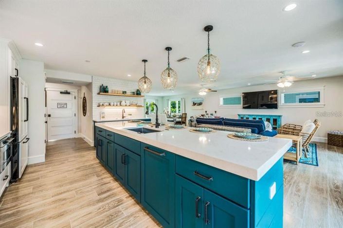 Image No.6-9 Bed Property for sale