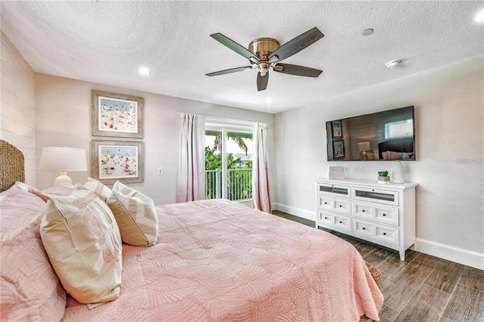 Image No.24-8 Bed Property for sale