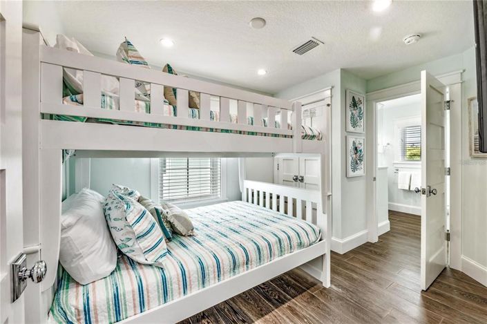 Image No.34-8 Bed Property for sale