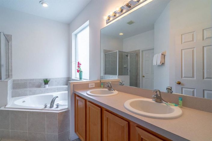 Image No.17-7 Bed Property for sale