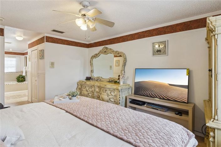 Image No.17-6 Bed Property for sale