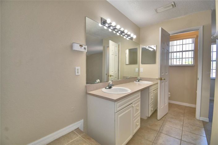 Image No.27-4 Bed Townhouse for sale