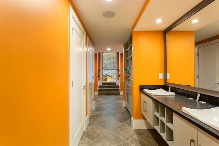 Image No.18-10 Bed Property for sale