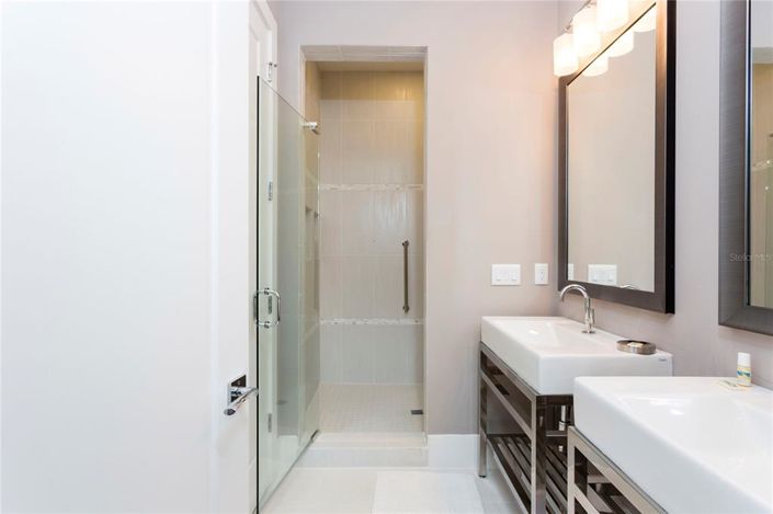 Image No.53-10 Bed Property for sale