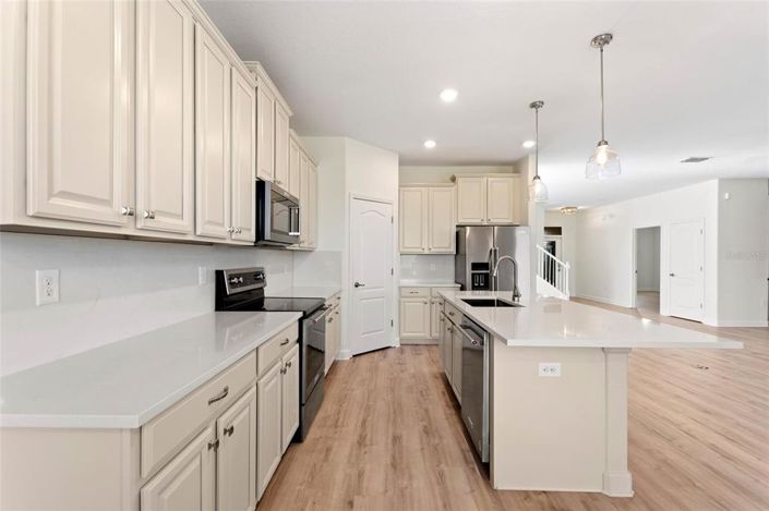 Image No.12-6 Bed Property for sale