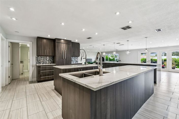 Image No.25-5 Bed Property for sale