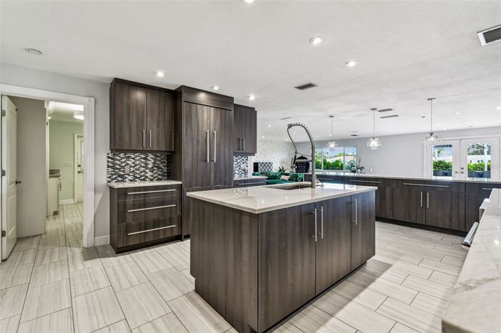 Image No.26-5 Bed Property for sale