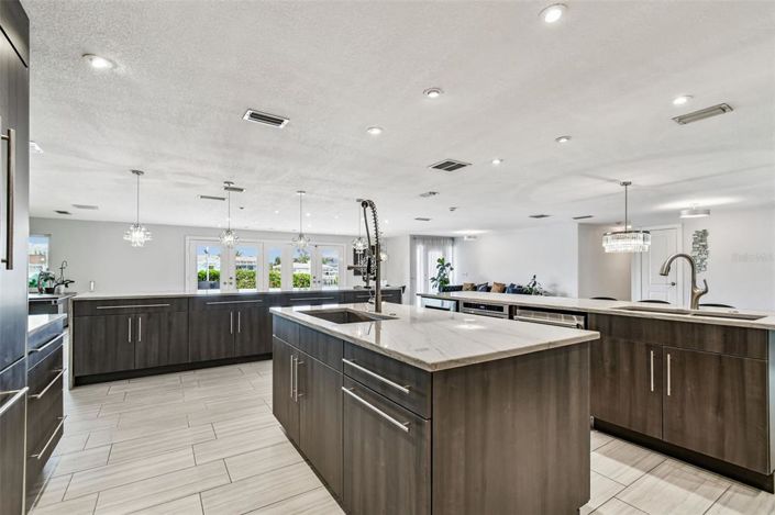 Image No.27-5 Bed Property for sale