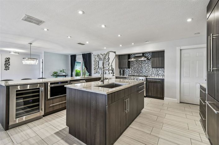 Image No.28-5 Bed Property for sale