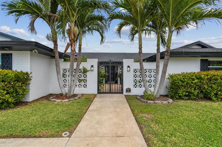 Image No.6-5 Bed Property for sale