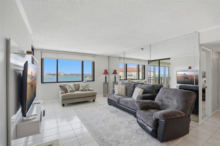 Image No.10-2 Bed Property for sale