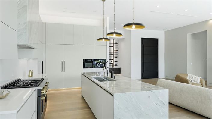 Image No.10-5 Bed Property for sale