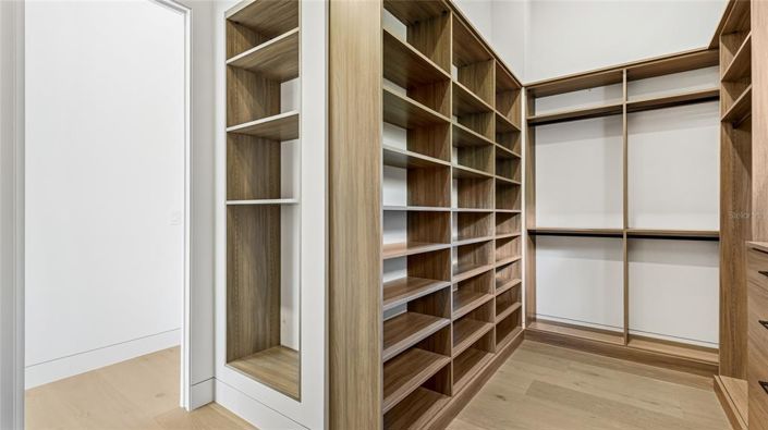 Image No.18-5 Bed Property for sale