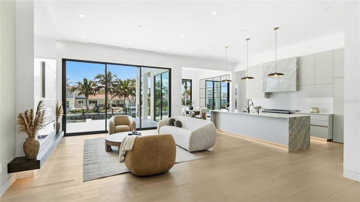 Image No.5-5 Bed Property for sale