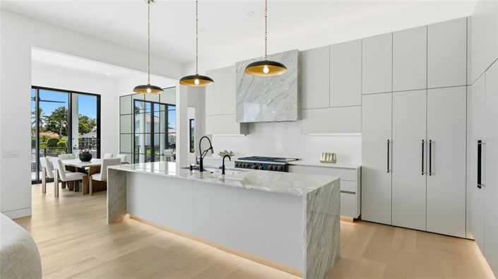 Image No.7-5 Bed Property for sale