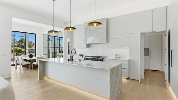 Image No.8-5 Bed Property for sale