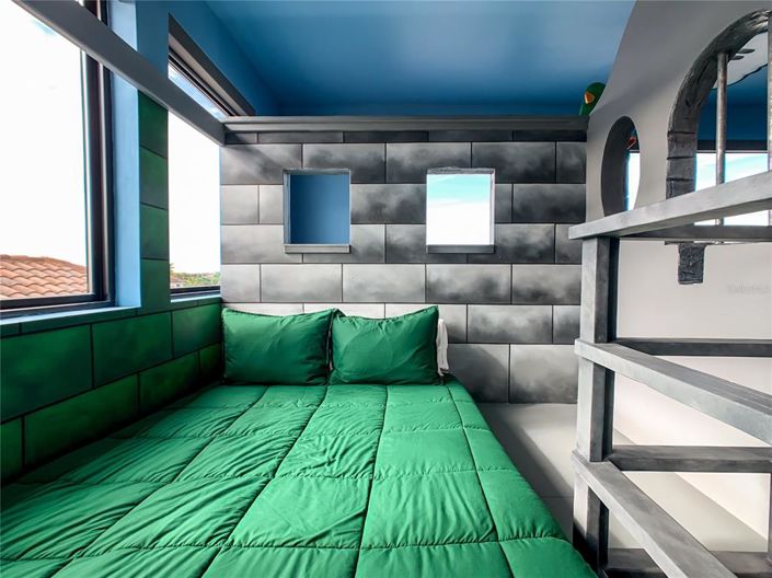 Image No.10-10 Bed Property for sale