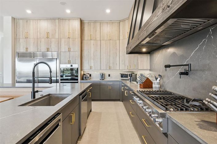 Image No.32-10 Bed Property for sale