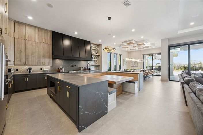 Image No.33-10 Bed Property for sale