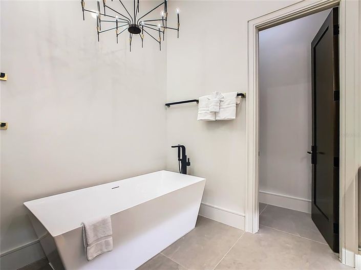 Image No.46-10 Bed Property for sale