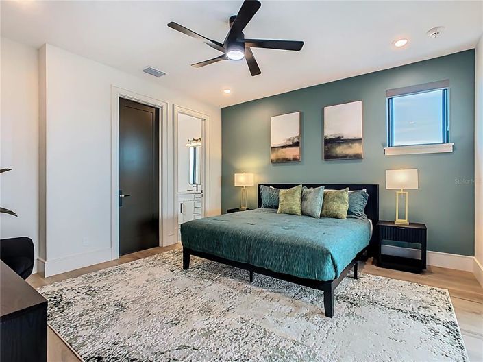 Image No.52-10 Bed Property for sale