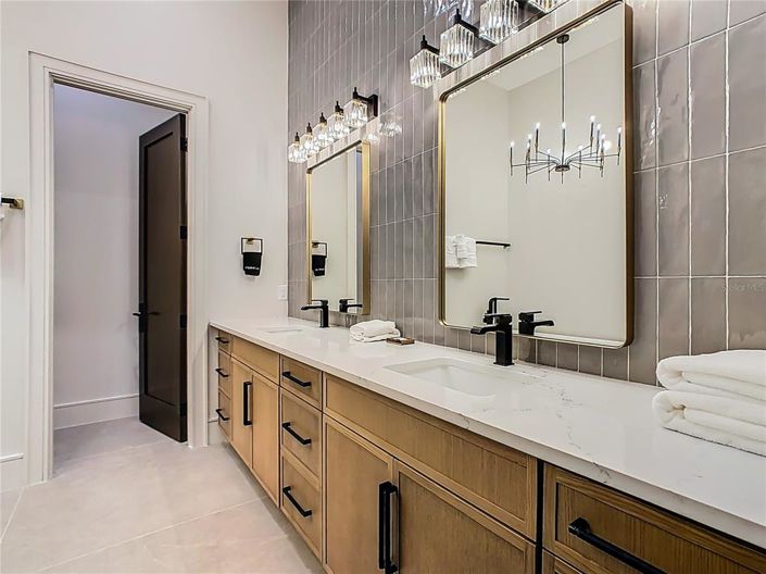 Image No.56-10 Bed Property for sale