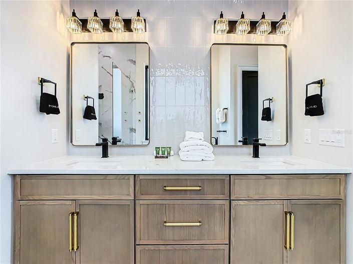 Image No.57-10 Bed Property for sale