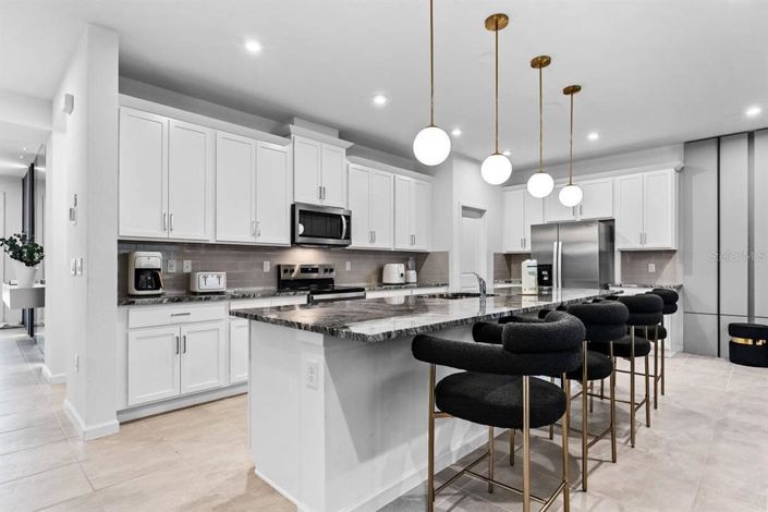 Image No.4-9 Bed Property for sale