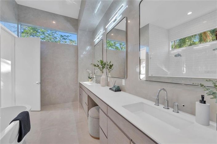 Image No.50-4 Bed Property for sale