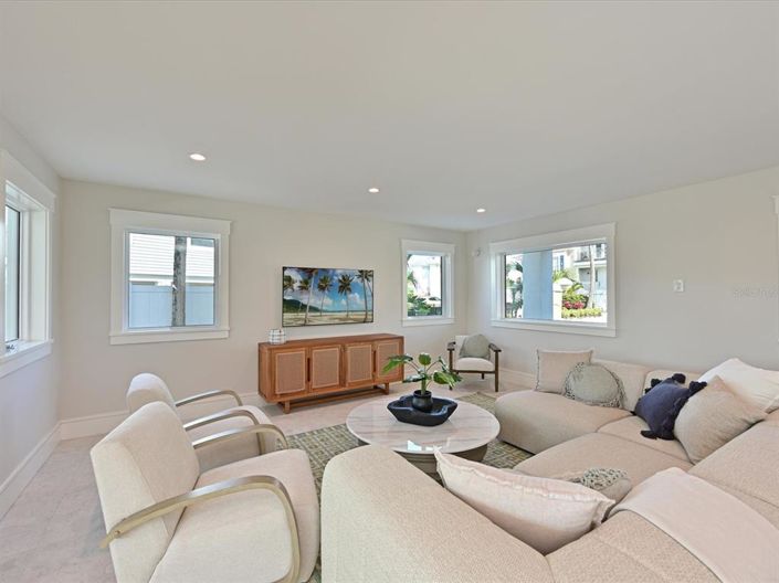 Image No.7-4 Bed Property for sale