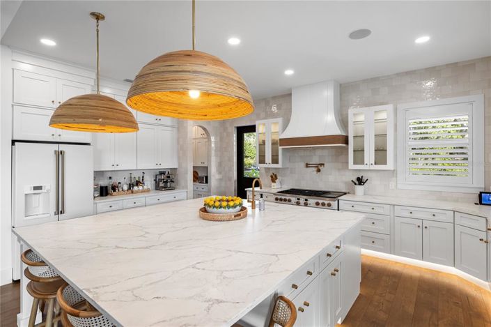 Image No.37-5 Bed Property for sale