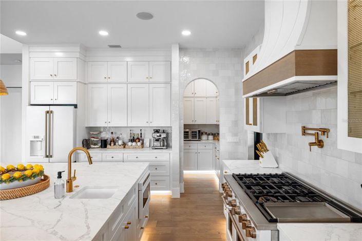 Image No.40-5 Bed Property for sale