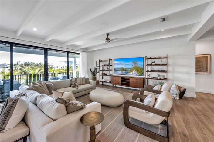 Image No.12-6 Bed Property for sale