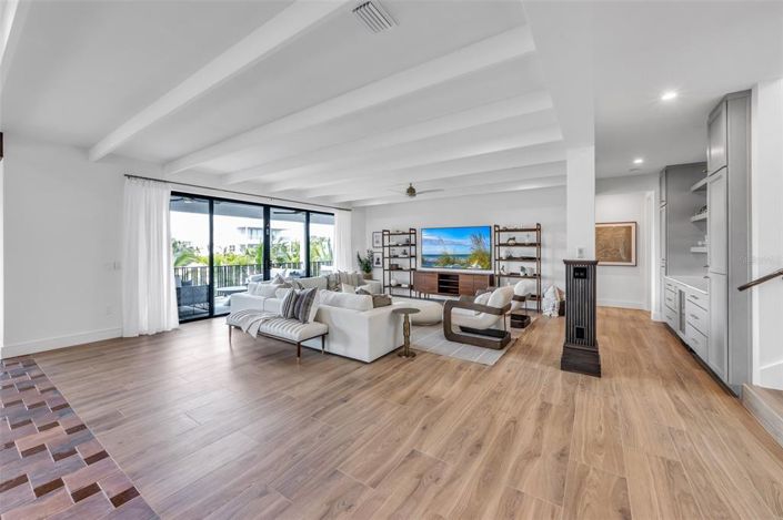 Image No.15-6 Bed Property for sale