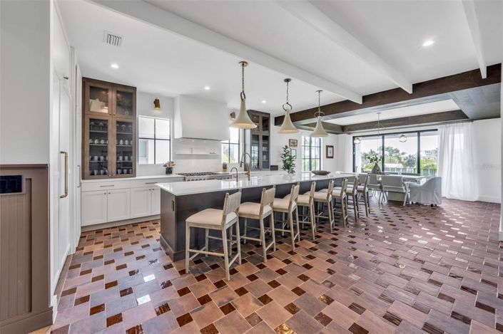 Image No.20-6 Bed Property for sale