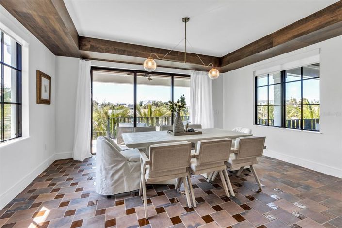 Image No.25-6 Bed Property for sale