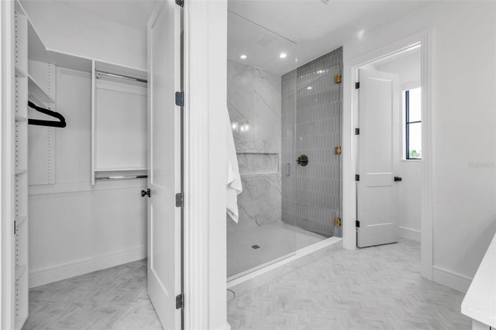 Image No.30-6 Bed Property for sale