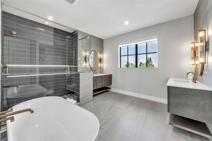 Image No.56-6 Bed Property for sale