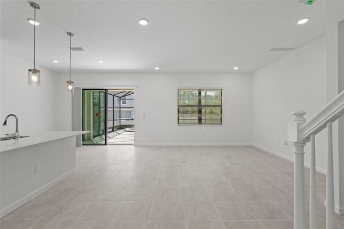 Image No.15-8 Bed Property for sale