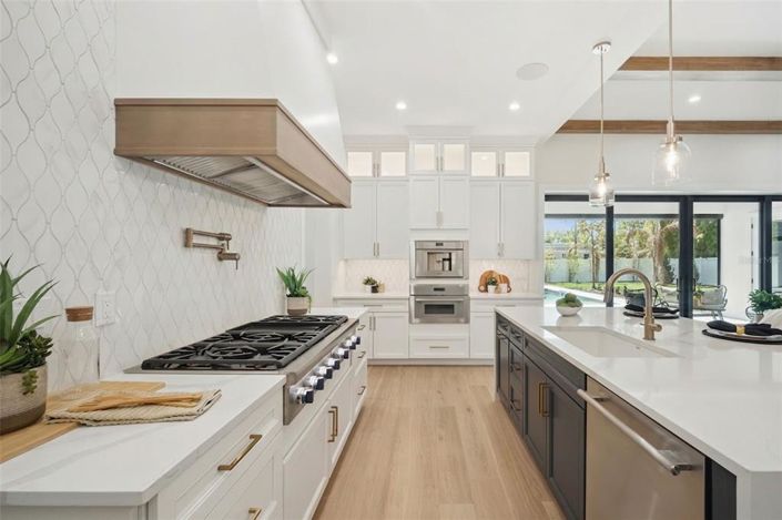 Image No.19-5 Bed Property for sale