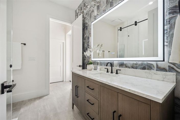 Image No.40-5 Bed Property for sale