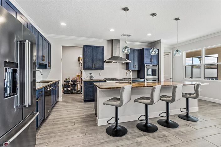 Image No.10-6 Bed Property for sale