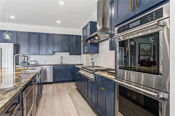 Image No.12-6 Bed Property for sale