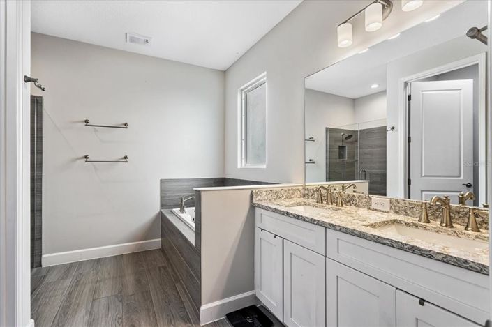 Image No.18-6 Bed Property for sale