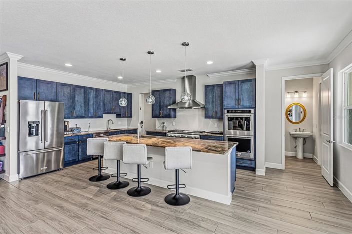 Image No.9-6 Bed Property for sale