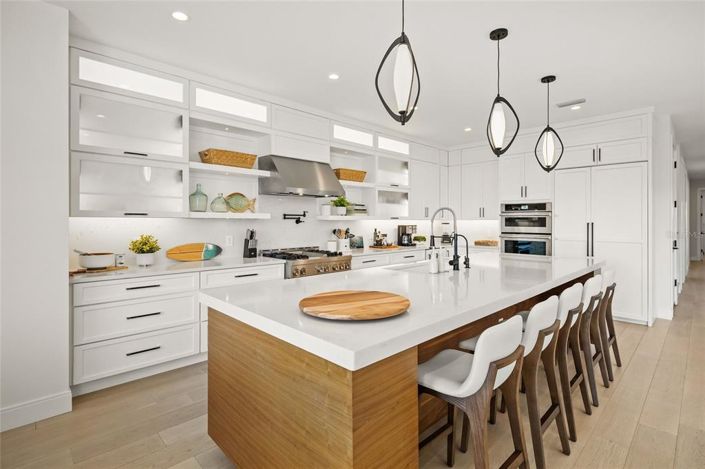 Image No.19-6 Bed Property for sale